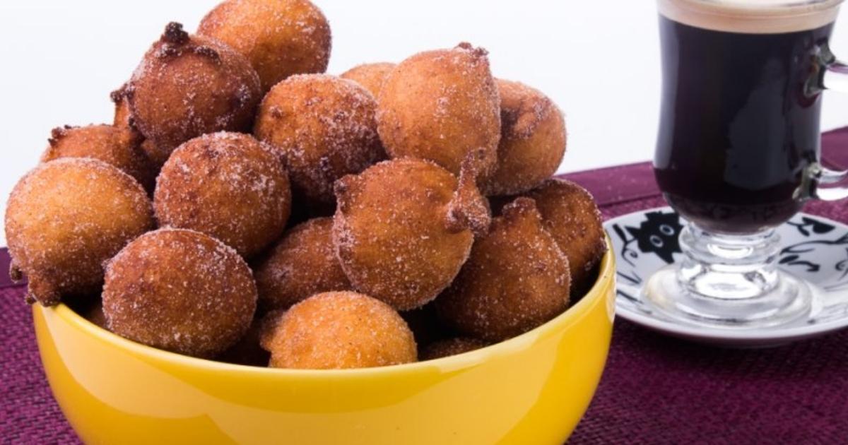 Bolinho de chuva simples que minha mãe fazia todas as tardes