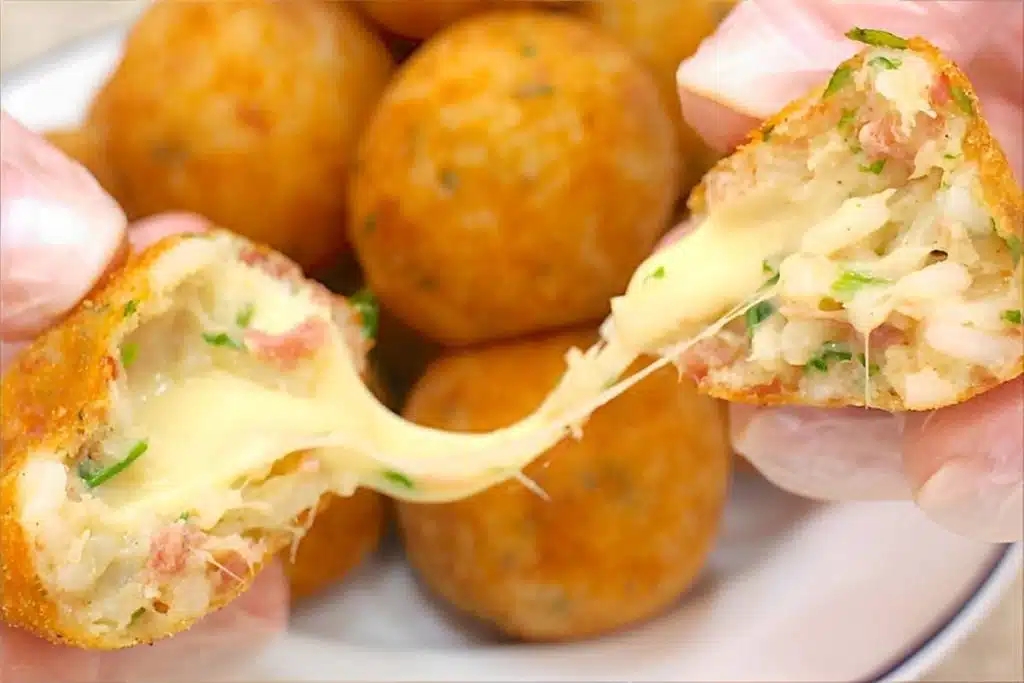 Bolinho de arroz recheado feito com arroz que sobrou de ontem, em casa todo mundo adorou