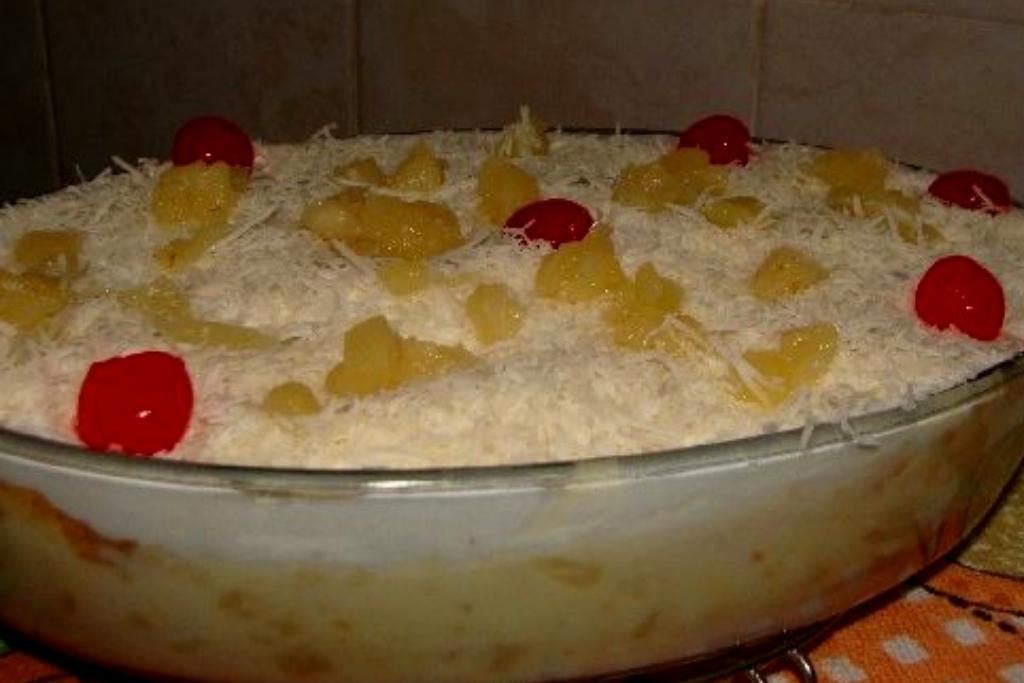 Bolo de abacaxi com creme de leite ninho na travessa, fácil e além de ser tudo gostoso