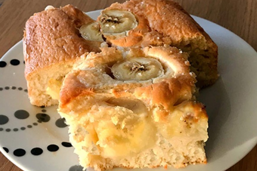 Bolo de banana com pedaços de banana, aprendi com minha prima que trabalha na padaria