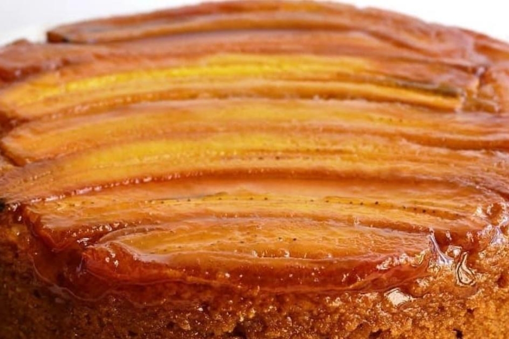 Bolo de banana e cobertura de banana caramelada, que deixa todo mundo babando