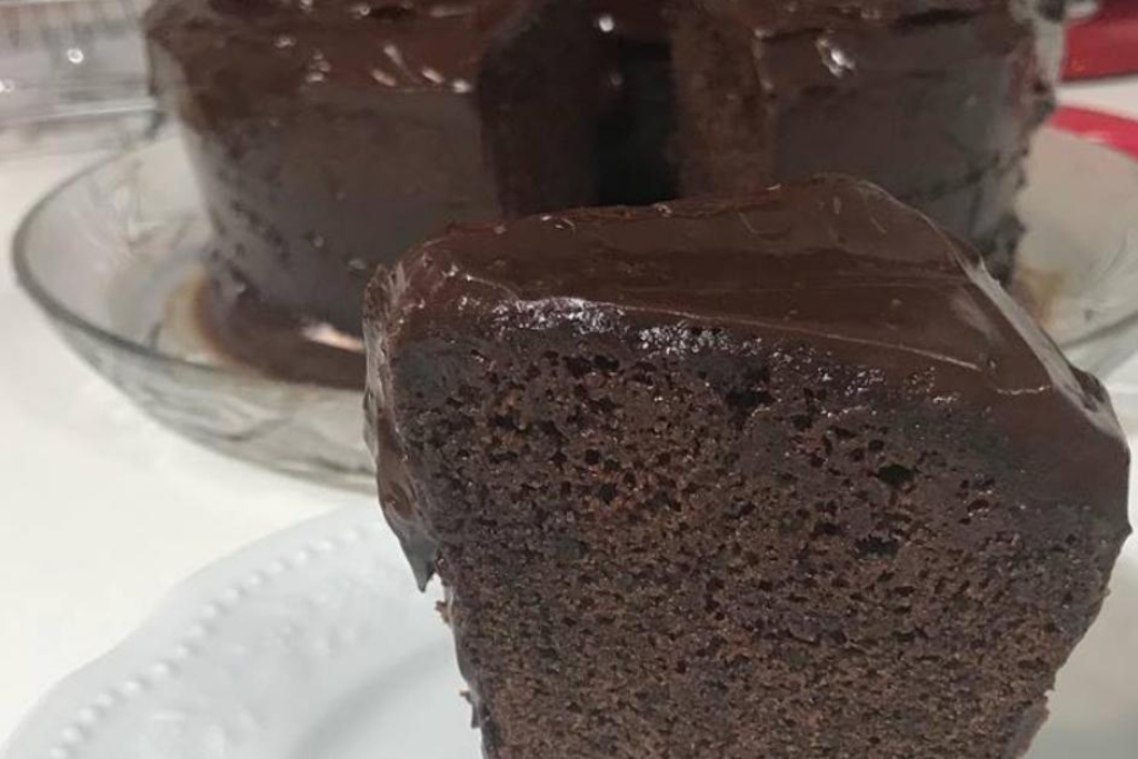 Bolo de chocolate com café, basta misturar os ingredientes a mão