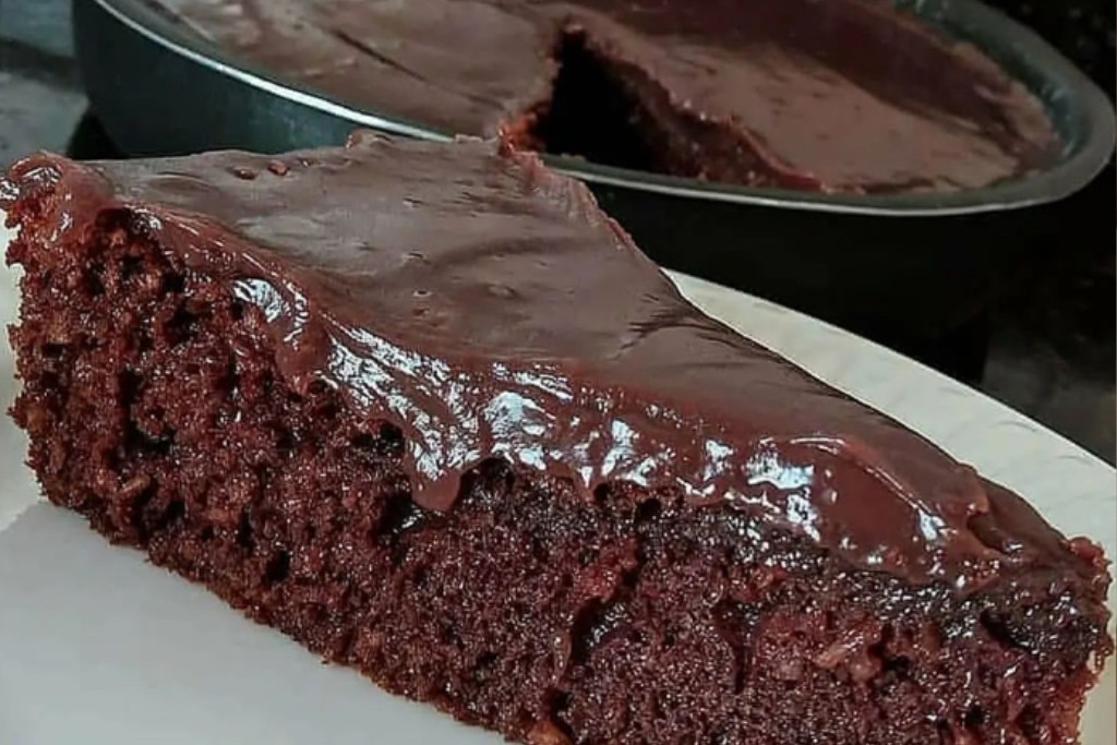 Bolo de chocolate sem farinha, sem farinha é delicioso e se combina perfeitamente com o recheio e a calda