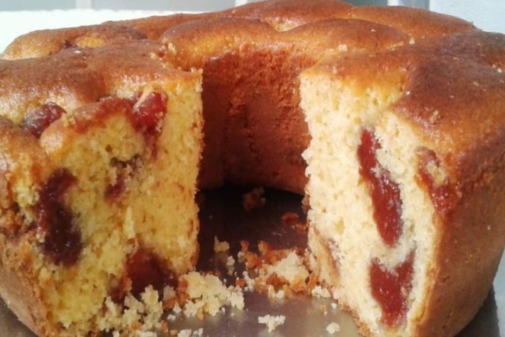 Bolo de fubá com goiabada, é daquelas delícias que a gente nem pensa muito para comer