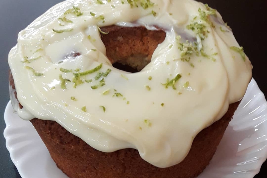 Bolo de limão com cobertura de leite condensado fácil com um sabor dos deuses