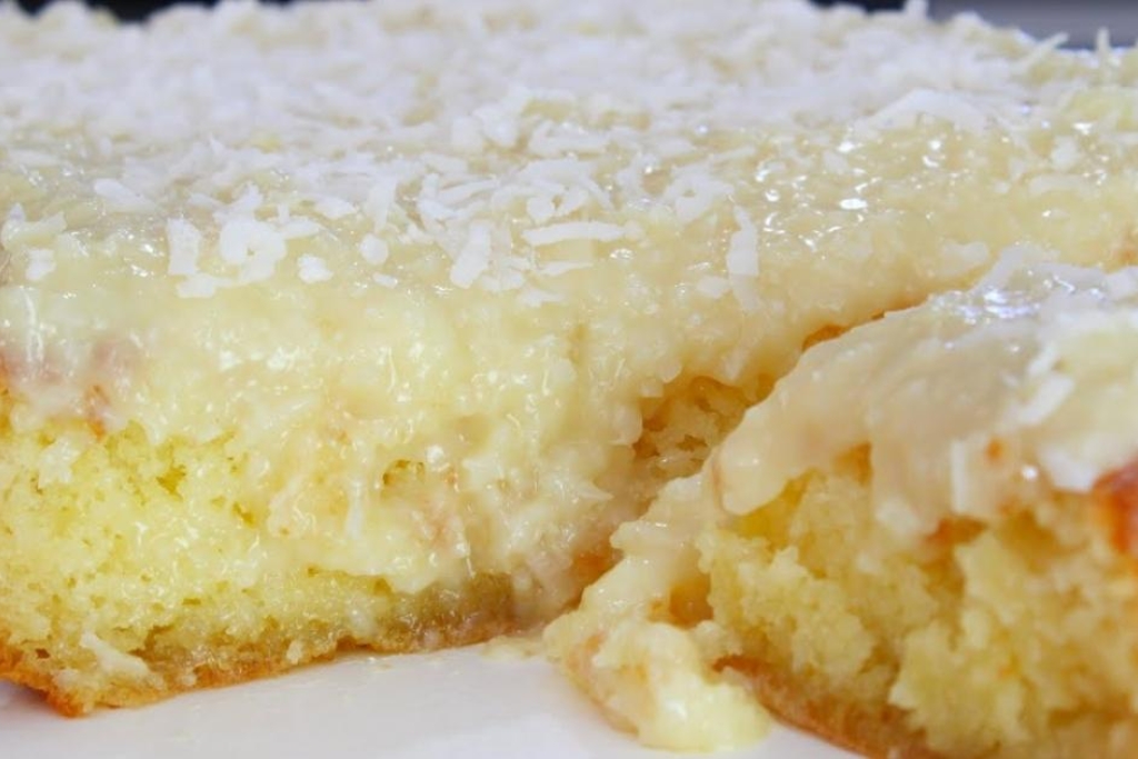 Bolo de macaxeira simples com calda de coco, deixa bem molhadinho