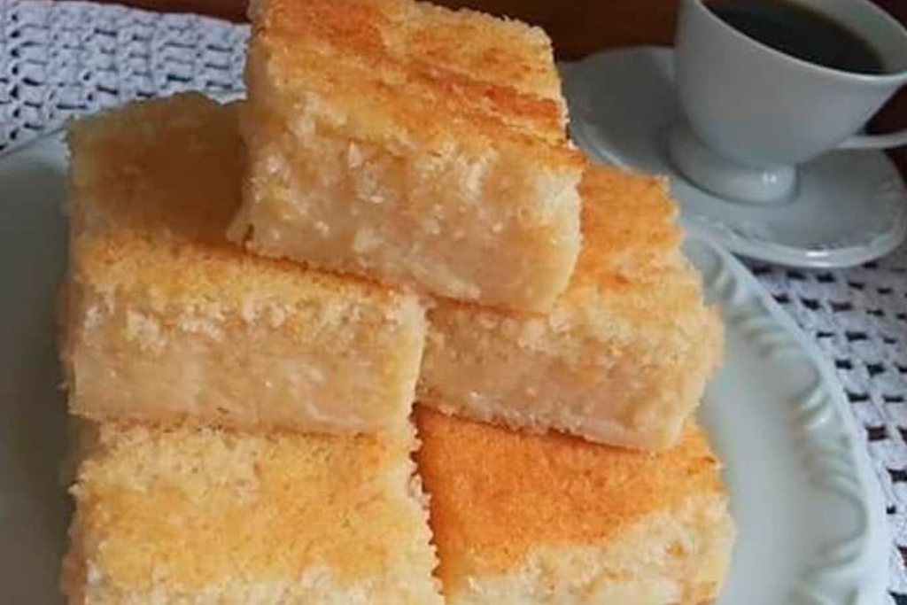 Bolo de queijadinha a melhor combinação de coco e queijo em um bolo molhadinho e fácil de preparar