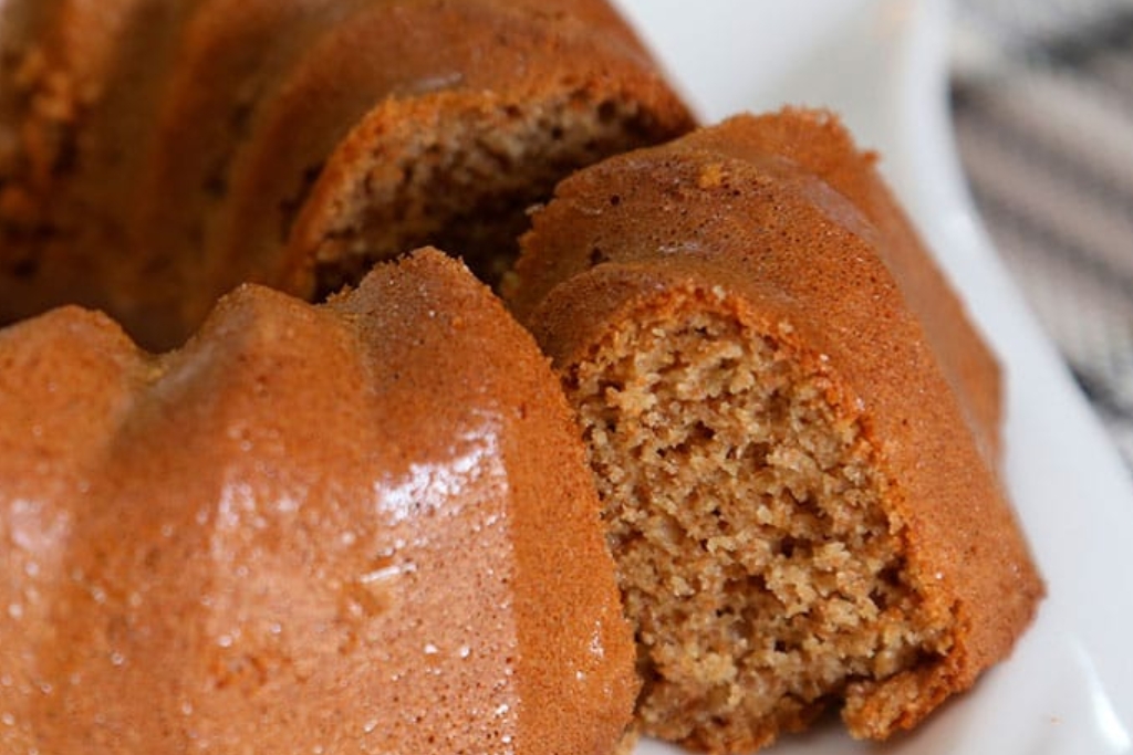 Bolo simples sem leite, prático perfeito para o café da manhã ou lanche da tarde 