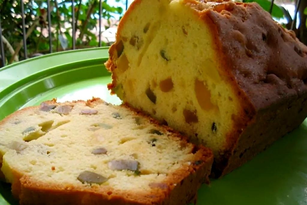Essa receita de bolo de natal um bolo amanteigado com frutas cristalizadas, uma maravilha da primeira à última fatia Essa receita de bolo de natal um bolo amanteigado com frutas cristalizadas, uma maravilha da primeira à última fatia