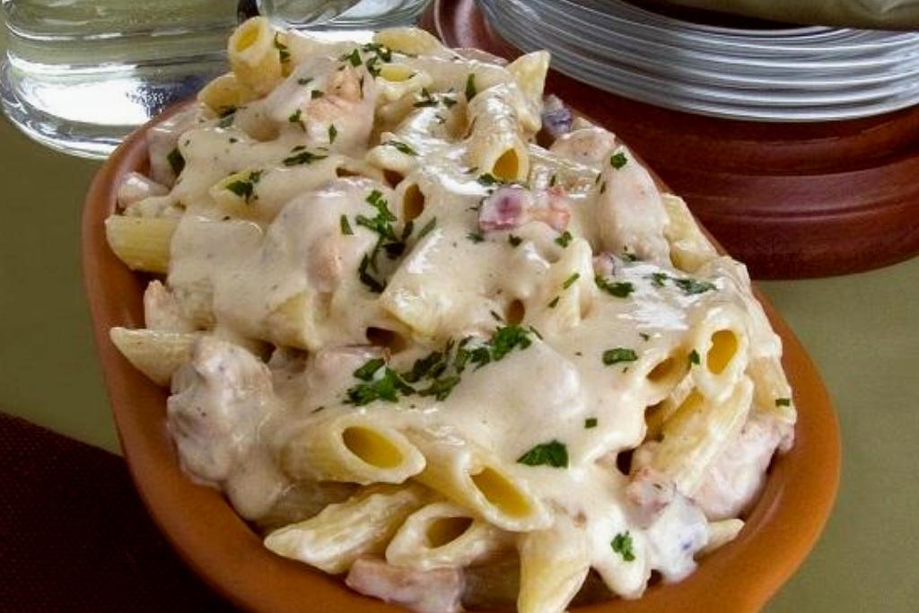 Macarrão com molho branco na panela de pressão rápido e delicioso