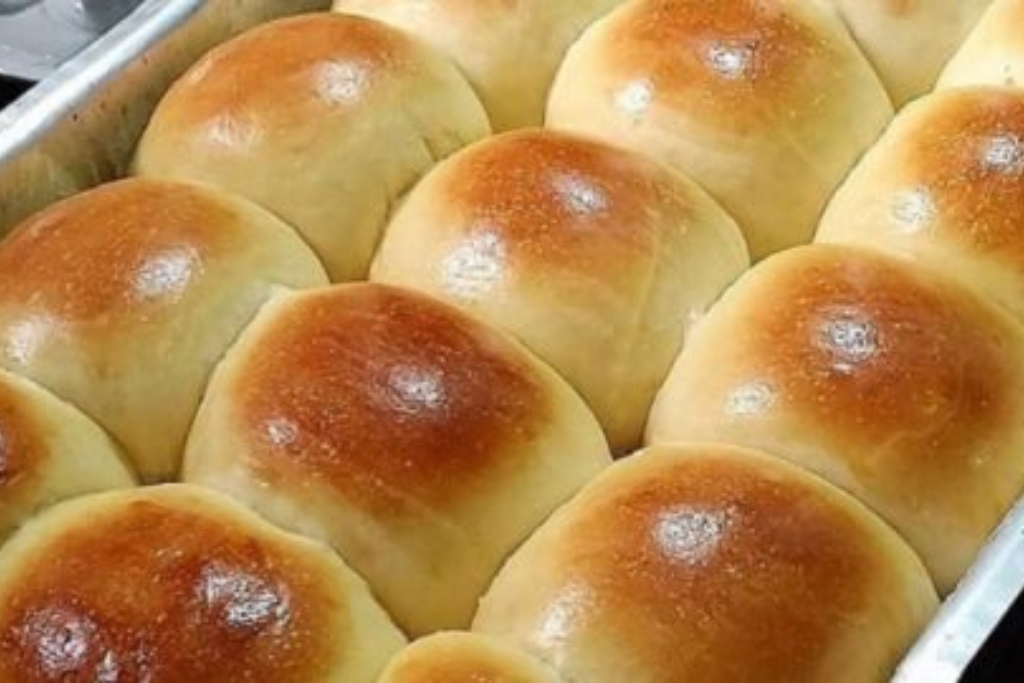 Pãozinho de algodão, um pão caseiro que não precisa sovar é só misturar fazer bolinhas e assar