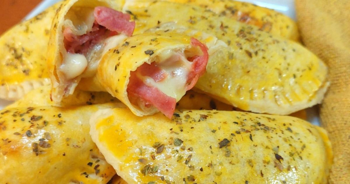 Pastel assado de calabresa rápido, sempre faço muitas e levo para as reuniões do trabalho