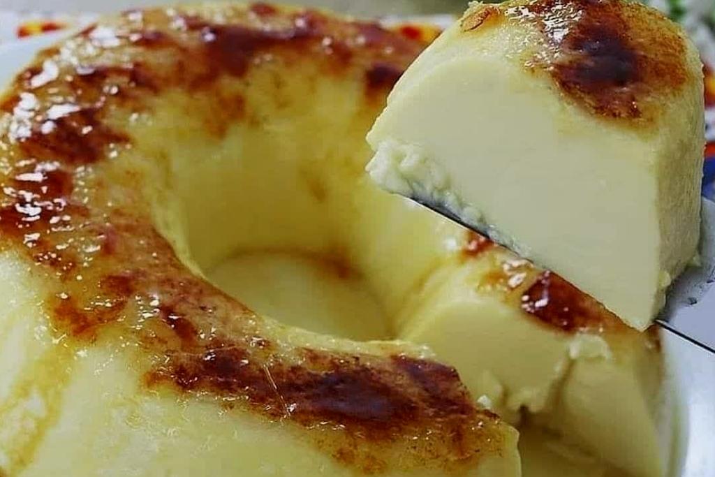 Pudim brûlée cremoso, com uma casquinha sequinha por cima é de comer pedindo mais