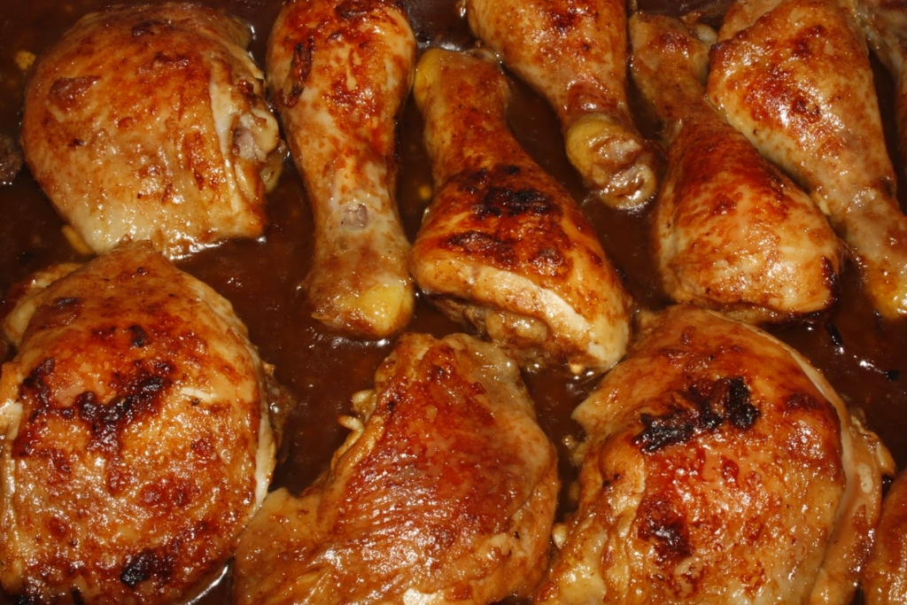 Sobrecoxa de frango assada, com a pele douradinha por fora e a suculência por dentro