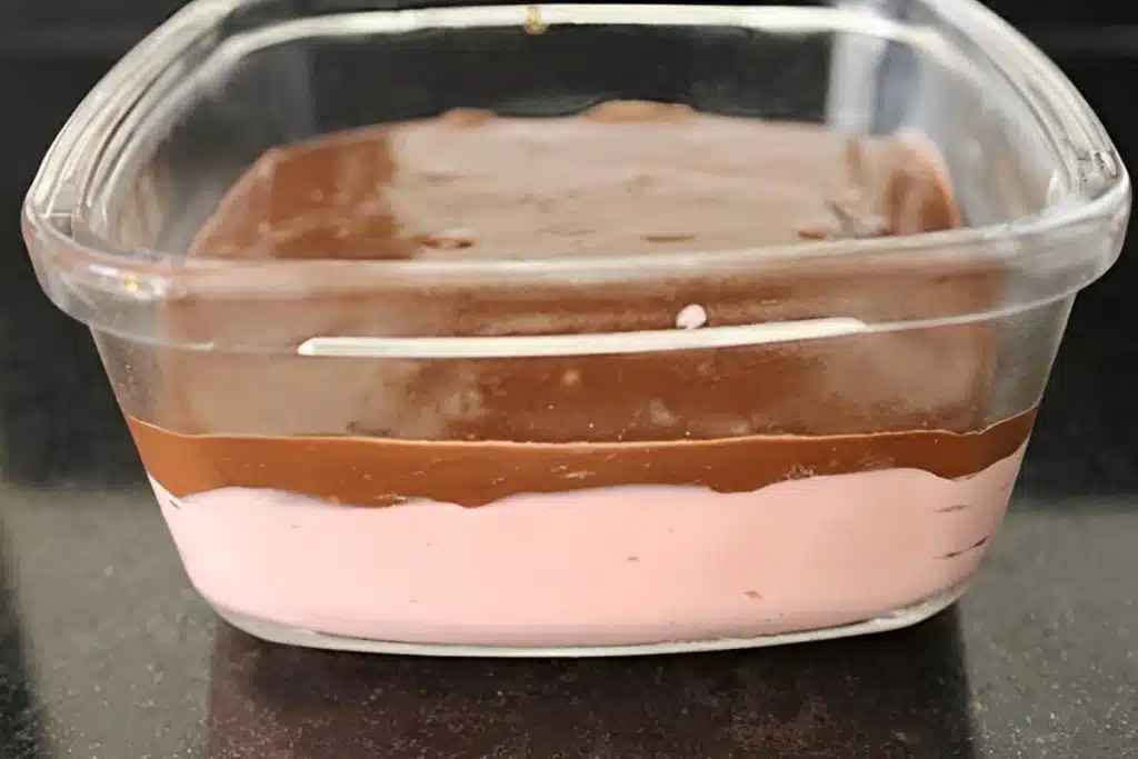 Sobremesa tentação, uma mistura de dois cremes de morango com chocolate que é um arraso Sobremesa tentação, uma mistura de dois cremes de morango com chocolate que é um arraso