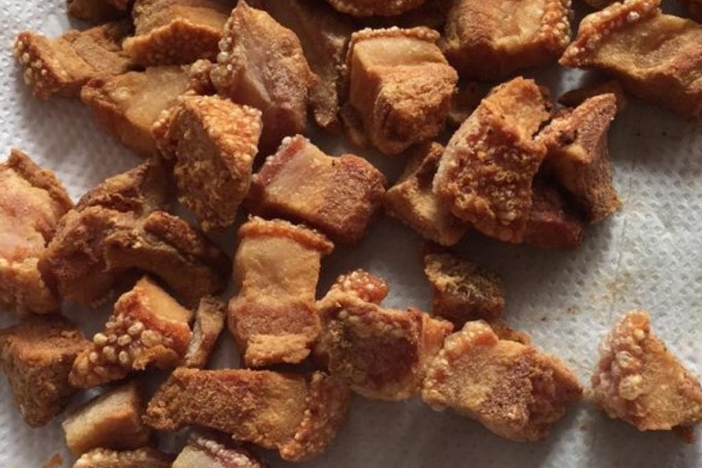 Torresmo frito crocante, com carne macia e pururuca deliciosa