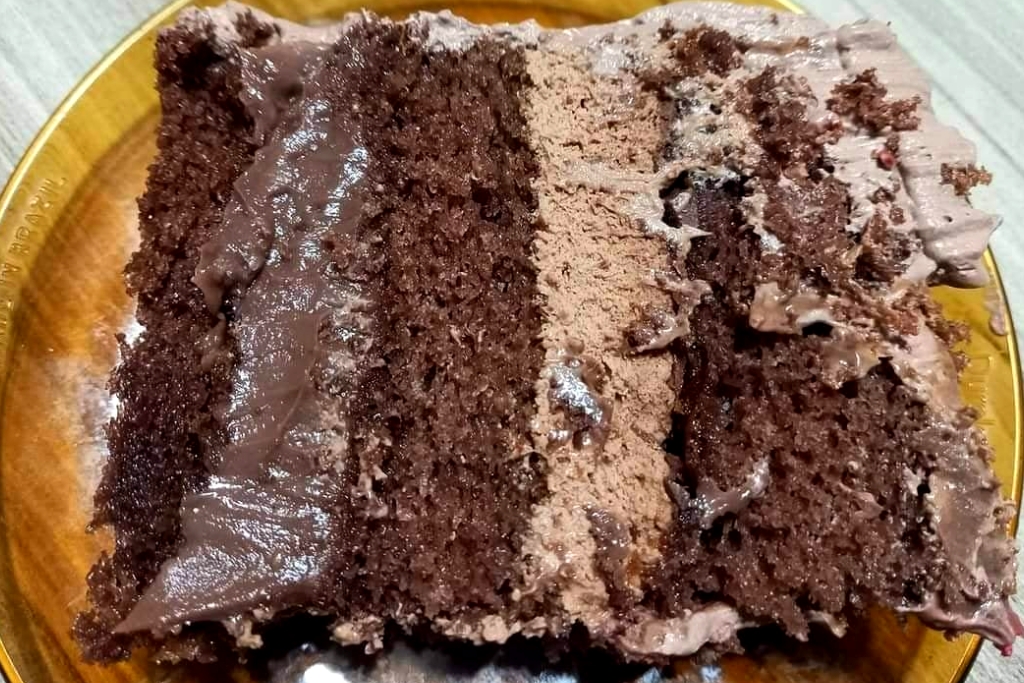Uma fatia de bolo de chocolate recheado, perfeito para qualquer ocasião Uma fatia de bolo de chocolate recheado, perfeito para qualquer ocasião