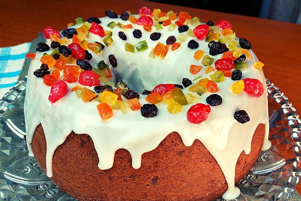 Bolo de natal com frutas bem recheado uma delícia que toda família vai amar